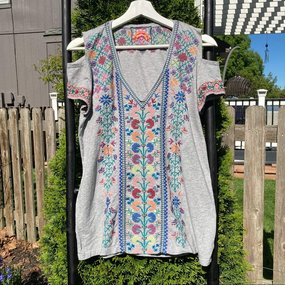 JOHNNY WAS COLD SHOULDER EMBROIDERED TEE SIZE S